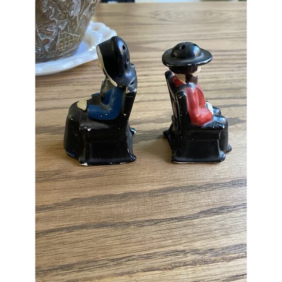 Antique Victoria Ceramics Amish Couple Salt And Pepper Shakers Rocking Chairs - Picture 3 of 6